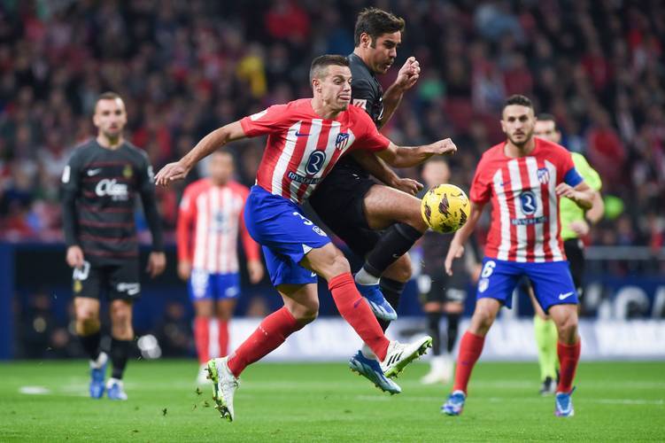 古德利晒防守贝林厄姆照片，后者调侃：抱得太紧了兄弟🤣❤️（古德利晒与贝林厄姆对抗照，贝林厄姆打趣：兄弟，你抱得太紧了🤣❤️）