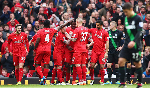 球星突破防线送出制胜球