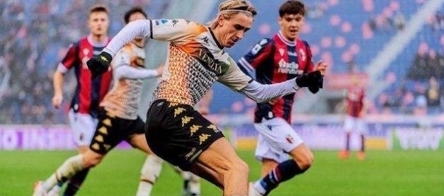 周定洋入围亚冠最佳球员，但因限薪令遭拒，欲重返欧洲或改身份寻求更高薪资。（周定洋入选亚冠最佳候选，受限薪影响谈判受阻，考虑重返欧洲或变更身份以谋更高薪资）