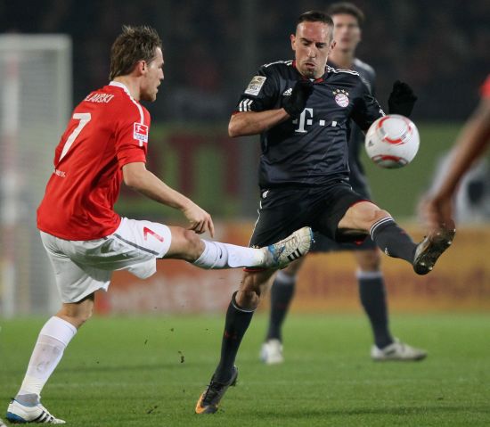 前锋连续助攻，团队配合默契