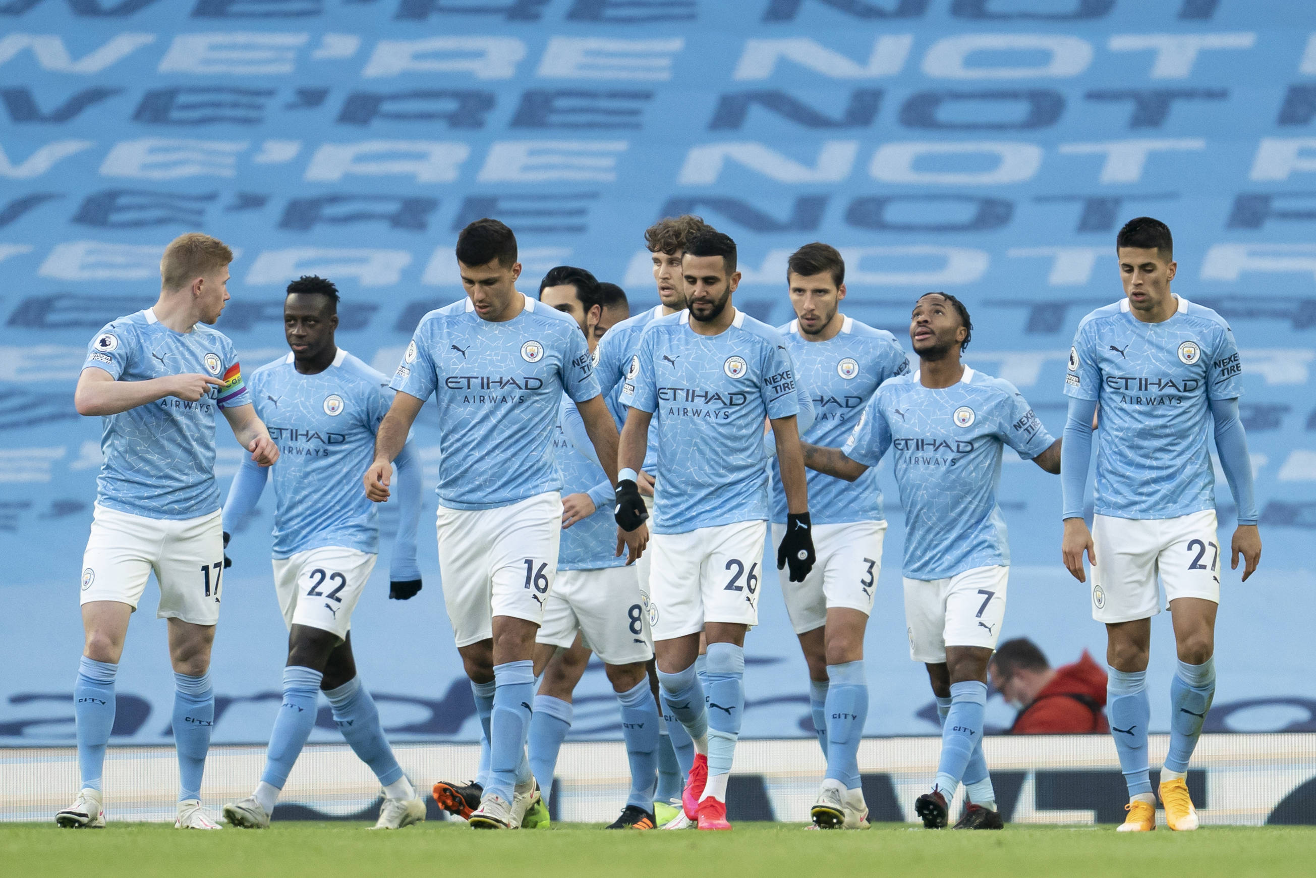 给爷整笑了，曼奇尼假意亲吻布鲁马多，将布鲁马多逗笑