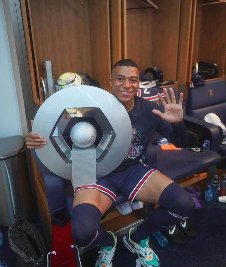 邦马蒂以240张第一选票的绝对优势当选年度最佳女足球员（邦马蒂以240张第一选票压倒性胜出，荣膺年度最佳女足球员）