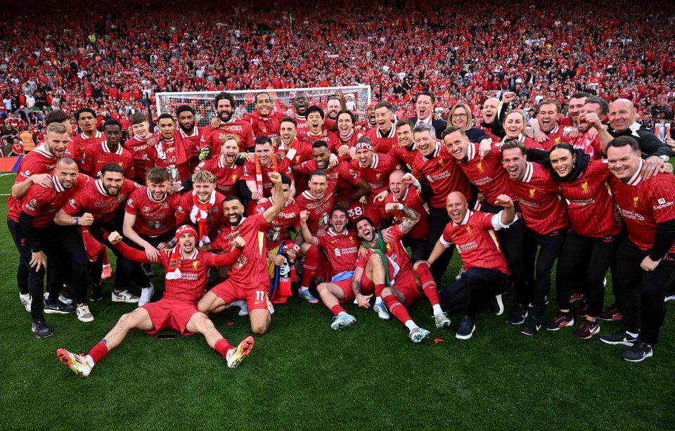 曼联球迷圣诞愿望清单：拿足总杯+欧冠资格，冬窗继续补强（红魔球迷圣诞心愿：冲击足总杯冠军、稳获欧冠席位，冬窗再补强）